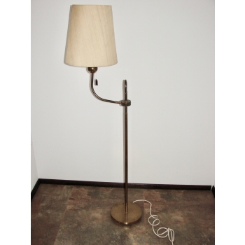 Lampa podłogowa mosiężna bez abażuru – widok ogólny.