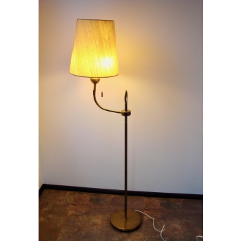 Lampa świecąca z żarówką E27 – światło włączone, klosz