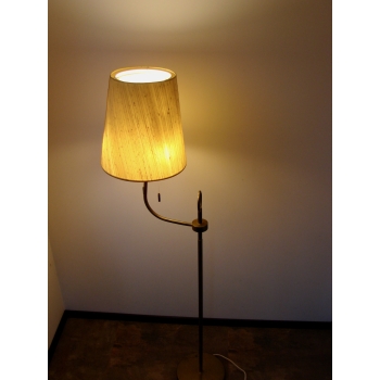 Lampa świecąca z żarówką E27 – światło włączone, abazur,