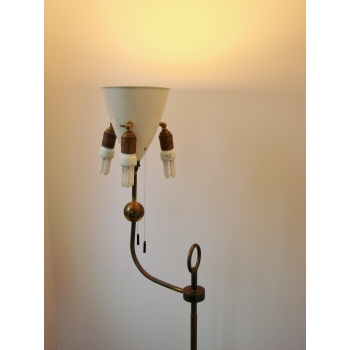 Zbliżenie oprawy żarówkowej w górnej części lampy.