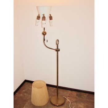 Lampa podłogowa z wkręconą żarówką E27 – bez abażuru.