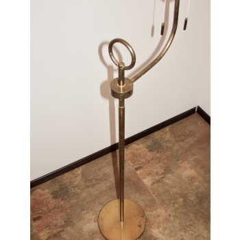 Detal ramienia lampy z mosiądzu – widoczne mocowanie.