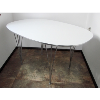 Stół Superellipse na tle neutralnym — pełny kadr