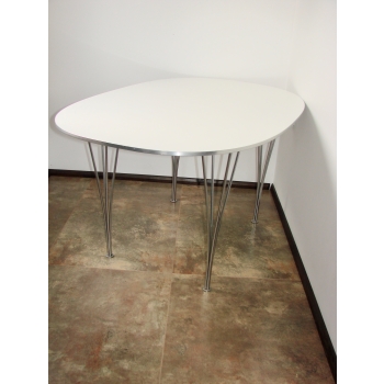 Stół Fritz Hansen — blat 130×90 cm w proporcji do wnętrza