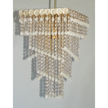 Kryształowy żyrandol z lat 60 – dekoracyjna forma