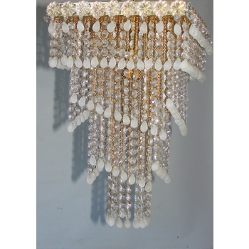 Detal kryształowych pasm żyrandola – zbliżenie