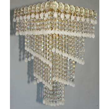 Detal kryształowych pasm żyrandola – zbliżenie