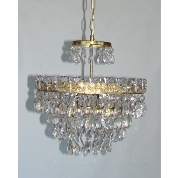 Mosiężna konstrukcja żyrandola vintage – zbliżenie