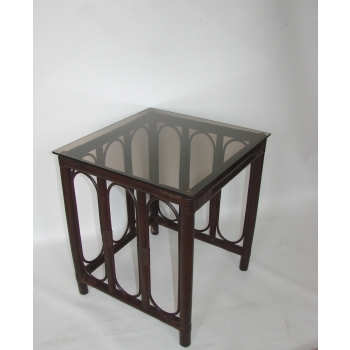 stolik pomocniczy z rattanu i szkła