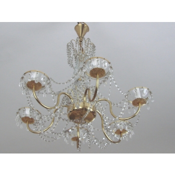 Klasyczny żyrandol mosiężny – ujęcie boczne