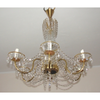 Klasyczny żyrandol z bogatymi kryształami – eleganckie ujęcie