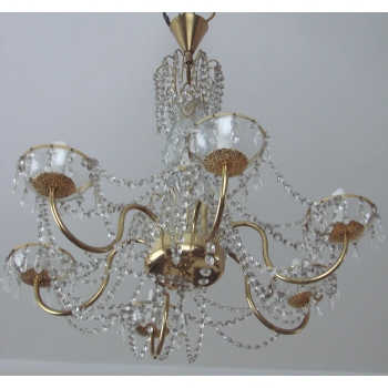 Klasyczny żyrandol z bogatymi kryształami – eleganckie ujęcie