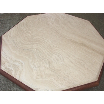 Trawertynowy blat stolika Modern – zbliżenie