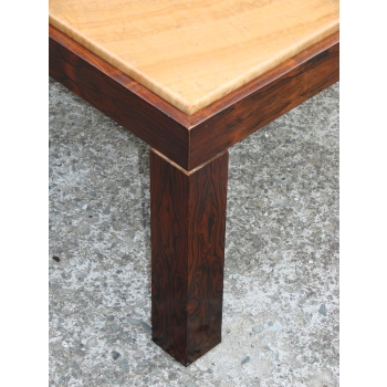 Stylowy stolik vintage z masywną palisandrową podstawą