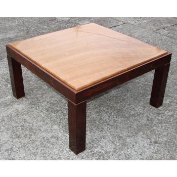 Kwadratowy stolik kawowy z palisandru i kamiennego blatu – widok z przodu
