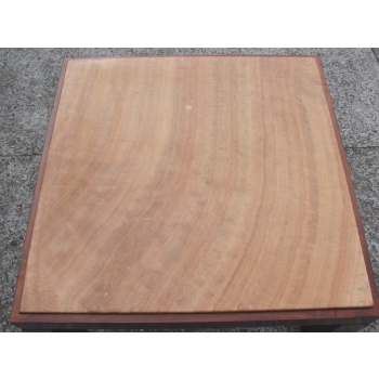 Stolik kawowy z naturalnym kamieniem – powierzchnia blatu zbliżenie