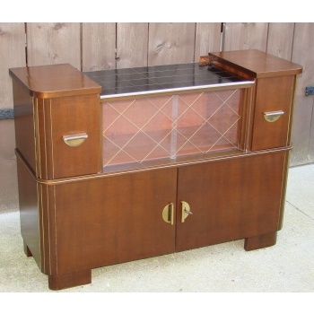 Drewniana komoda retro z przeszkleniem i ozdobnymi uchwytami