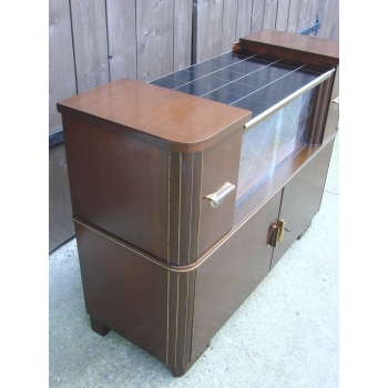 Komoda retro z forniru – ujęcie boczne