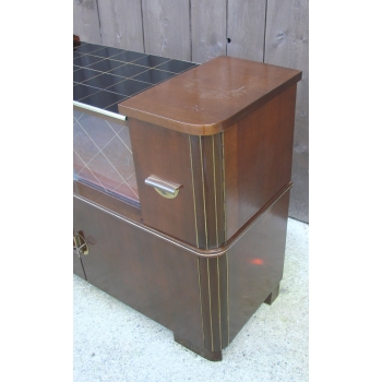 Komoda retro z forniru – ujęcie boczne