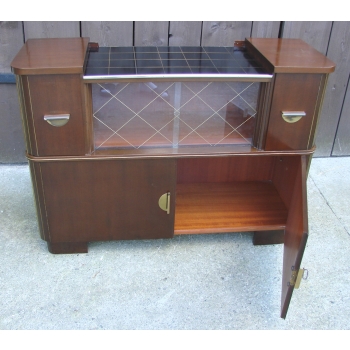 Komoda vintage w dobrym stanie – mebel z przeszkleniem