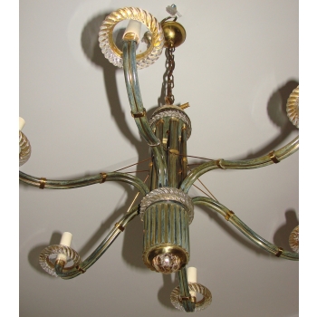 Detal ramion i szklanych kloszy żyrandola Modern