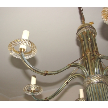 Detal ramion i szklanych kloszy żyrandola Modern