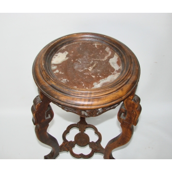 Marmurowy blat rzeźbionego postumentu vintage detal powierzchni