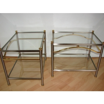 Zbliżenie na mosiężne detale stolików