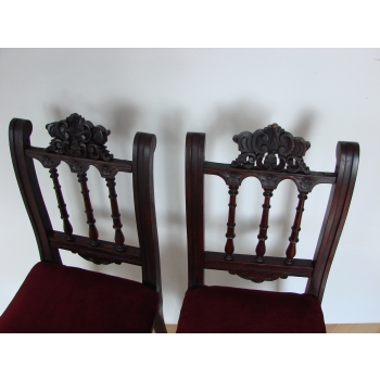 Detal rzeźbionego drewna w krześle