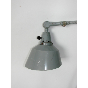 Zbliżenie na przegub ramienia lampy Midgard