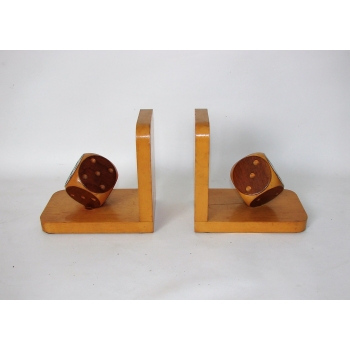 Detal drewnianych podpórek pod książki