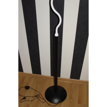 Metalowa podstawa lampy podłogowej w czarnym kolorze