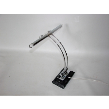 Detal chromowanego ramienia lampy z lat 80