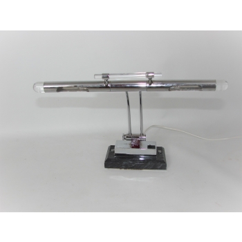 Minimalistyczna lampka biurkowa w stylu vintage