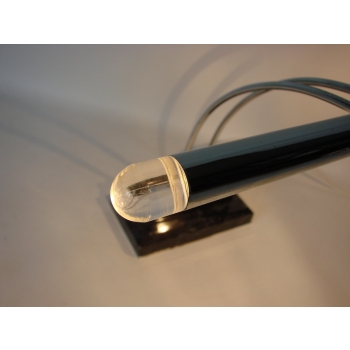 Chromowana konstrukcja lampy biurkowej retro