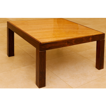 Blat z naturalnego kamienia – detal stolika vintage