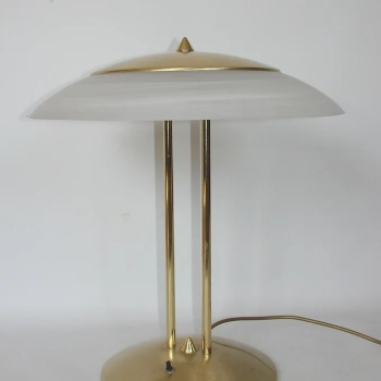 Stylowe oświetlenie retro z mosiężną podstawą