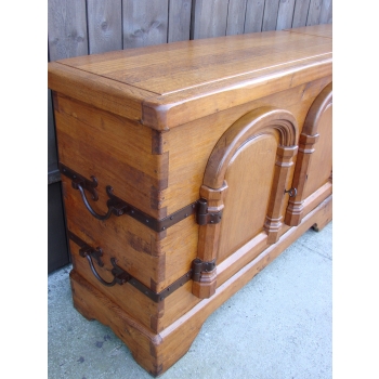 detal okuć dębowej komody