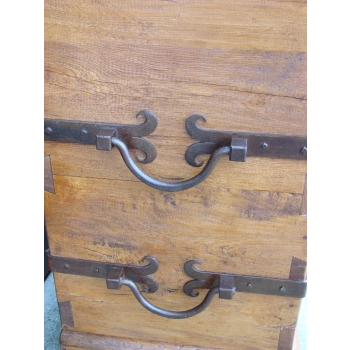 detal okuć dębowej komody