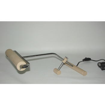 regulowane ramię lampy biurkowej