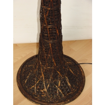 Detal plecionki rattanu – lampa podłogowa vintage