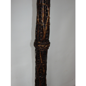 Lampa podłogowa retro – struktura naturalnego rattanu